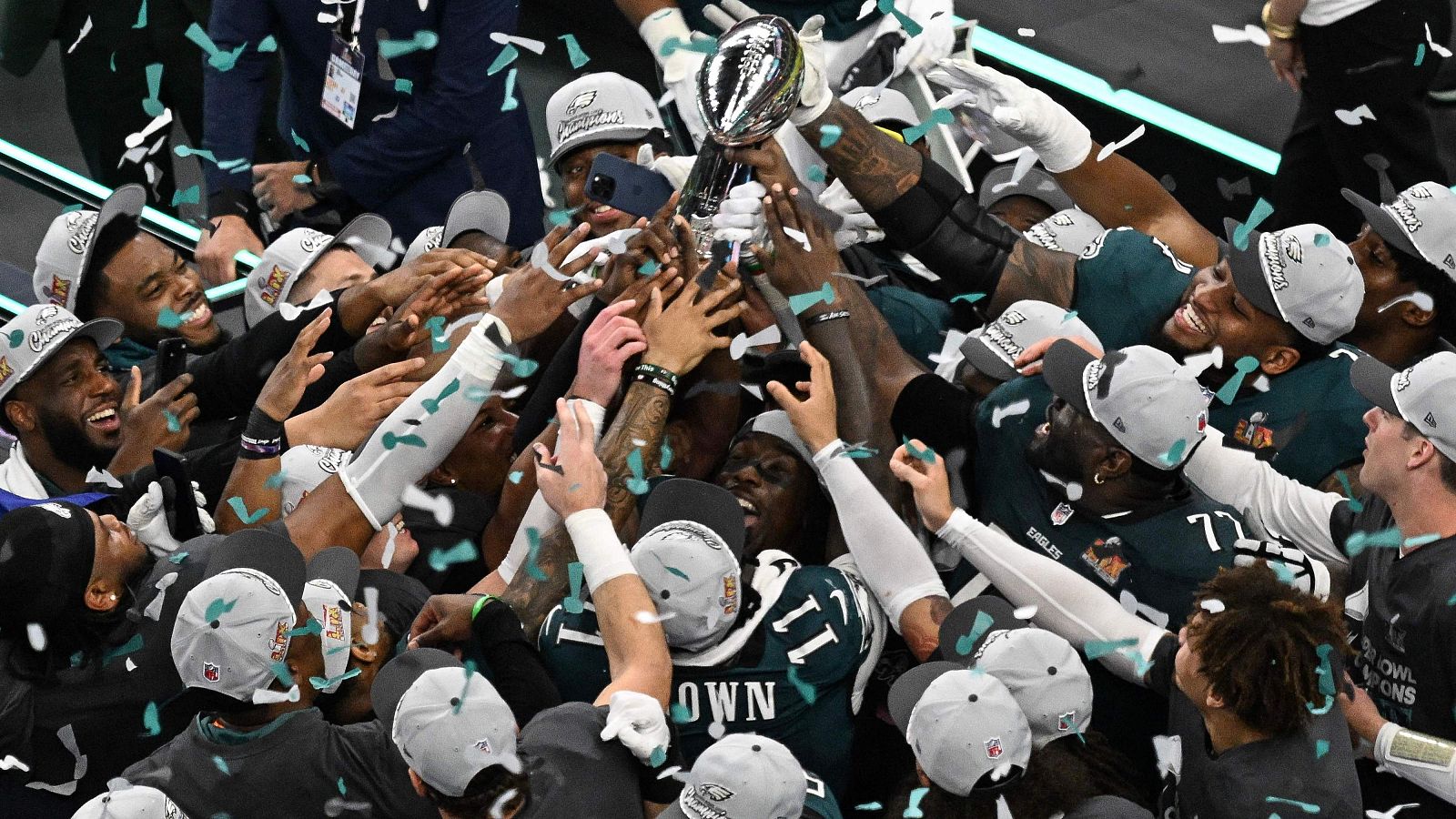 Los jugadores de los Eagles celebran la victoria en la final con el título.