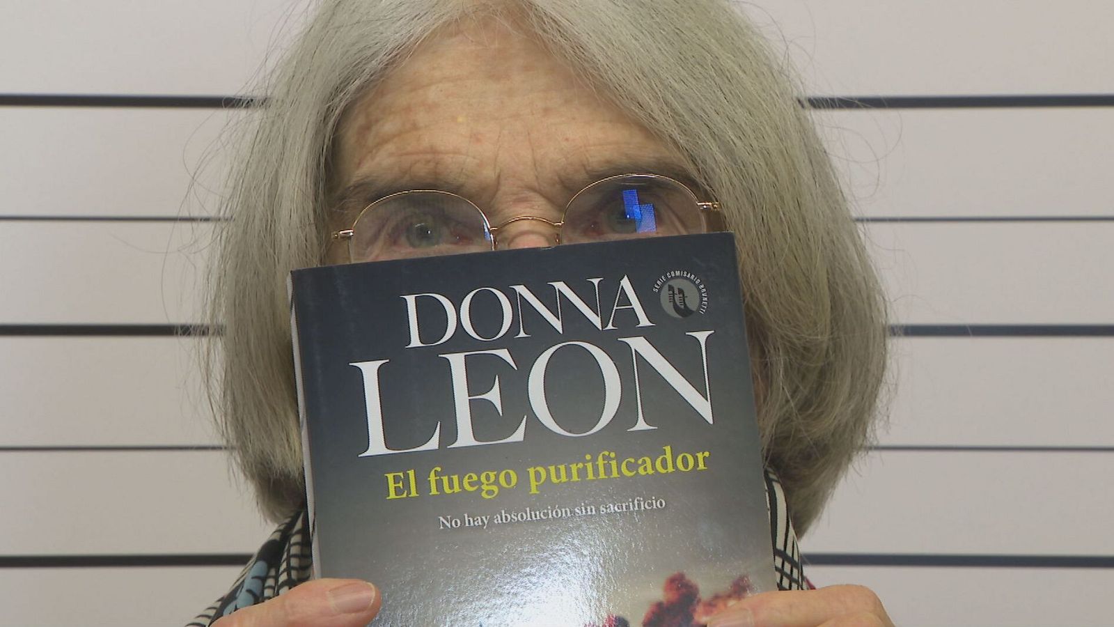 L'escriptora nord-americana Donna Leon amb la seva novel·la 'El fuego purificador'