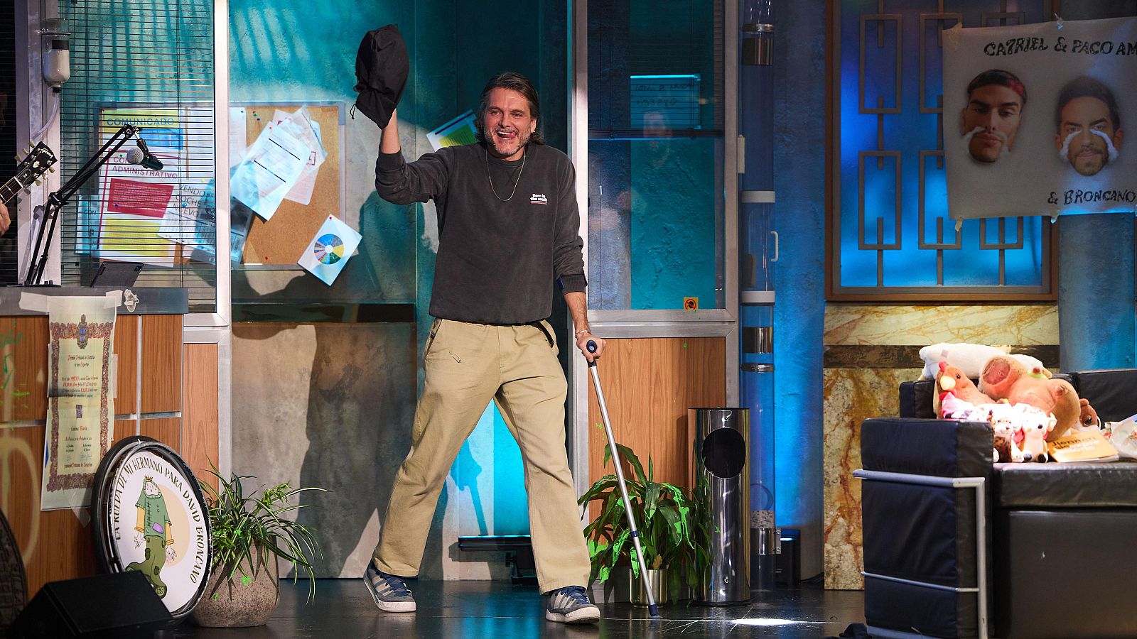 Salva Reina aparece con muletas en La Revuelta 10/2/25