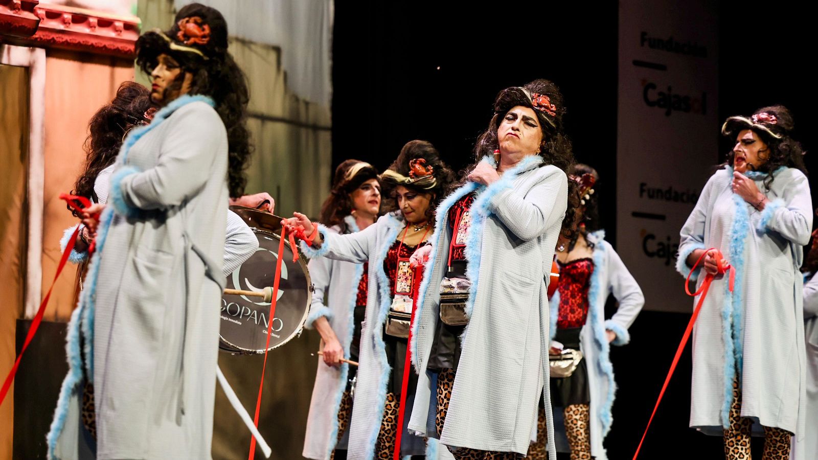 Integrantes de la chirigota 'Apartamentos turísticos Juani Wainjaus' durante una sesión de preliminares en el COAC