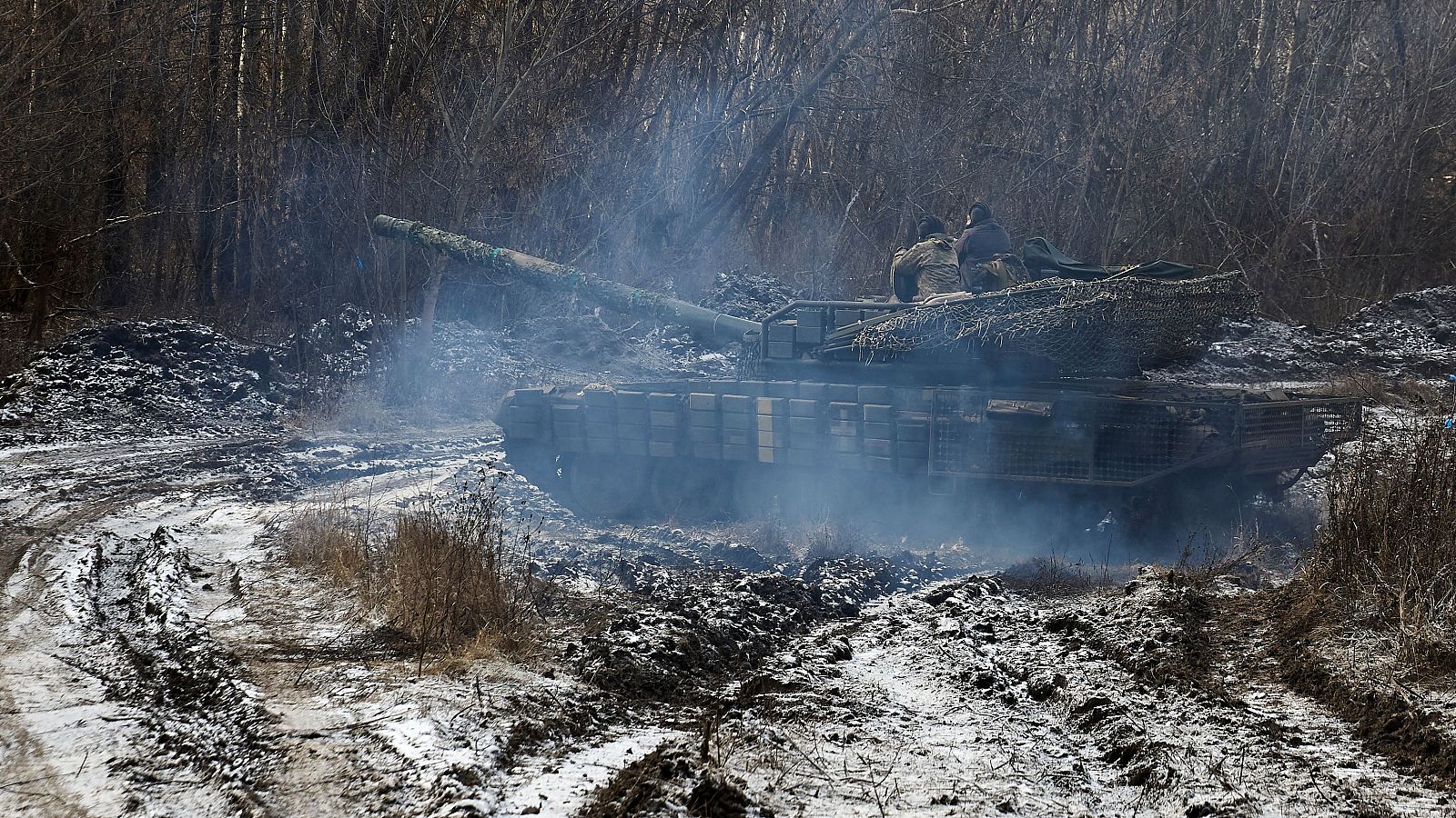 Un tanque ucraniano con varios soldados en Járkov