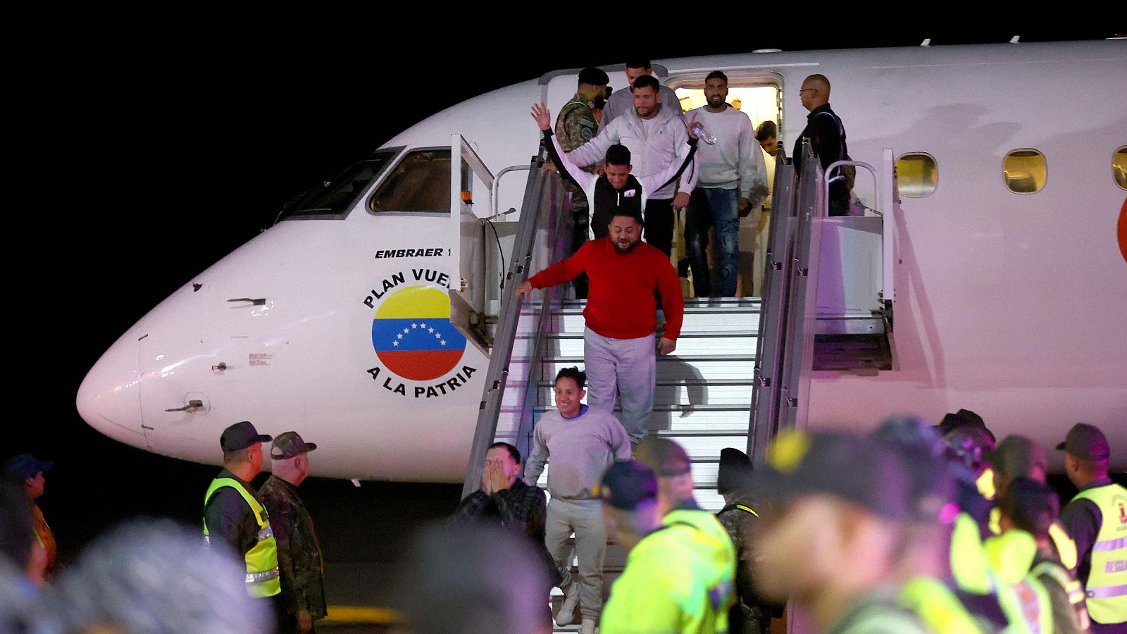 Varias personas descienden de un avión venezolano a su llegada al Aeropuerto Internacional Simón Bolívar