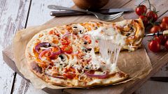 María Lo te lleva de viaje a Italia con su receta de pizza a la carbonara con guanciale