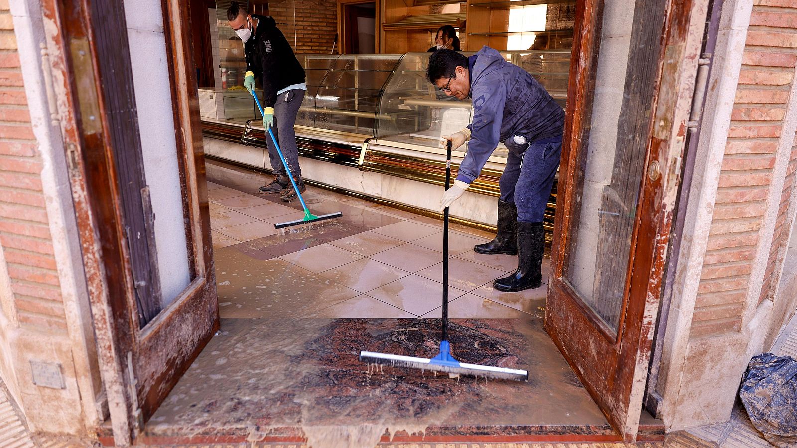 Limpieza del interior de un horno en Catarroja en noviembre tras el paso de la dana
