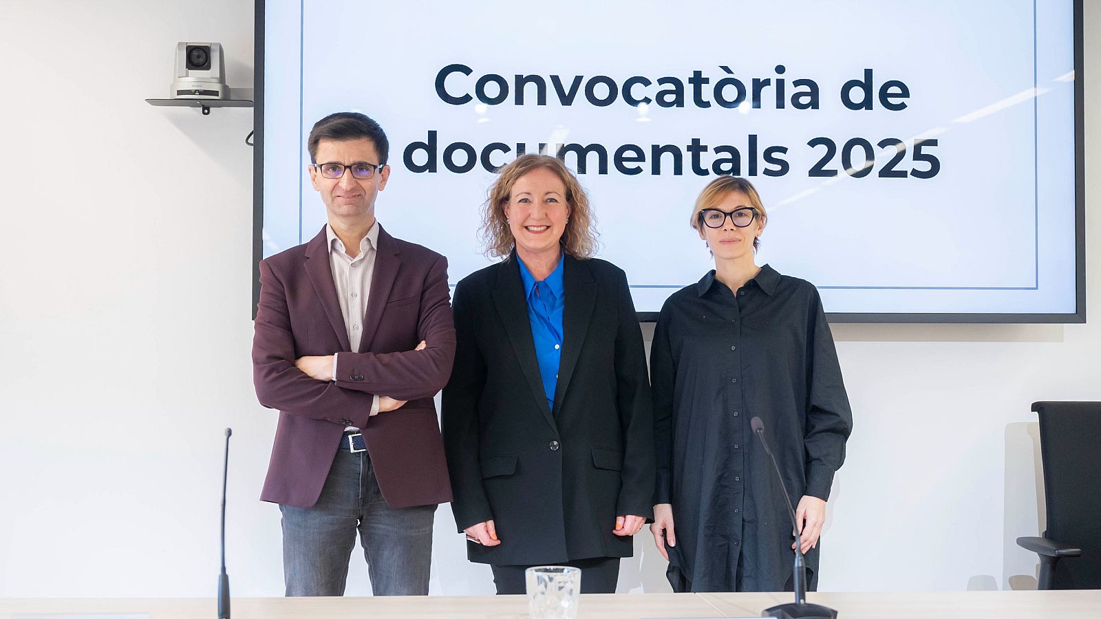 Els presidents de RTVE i 3Cat i la consellera delegada de La Xarxa després de firmar el conveni sobre la convocatoria de documentals en català.