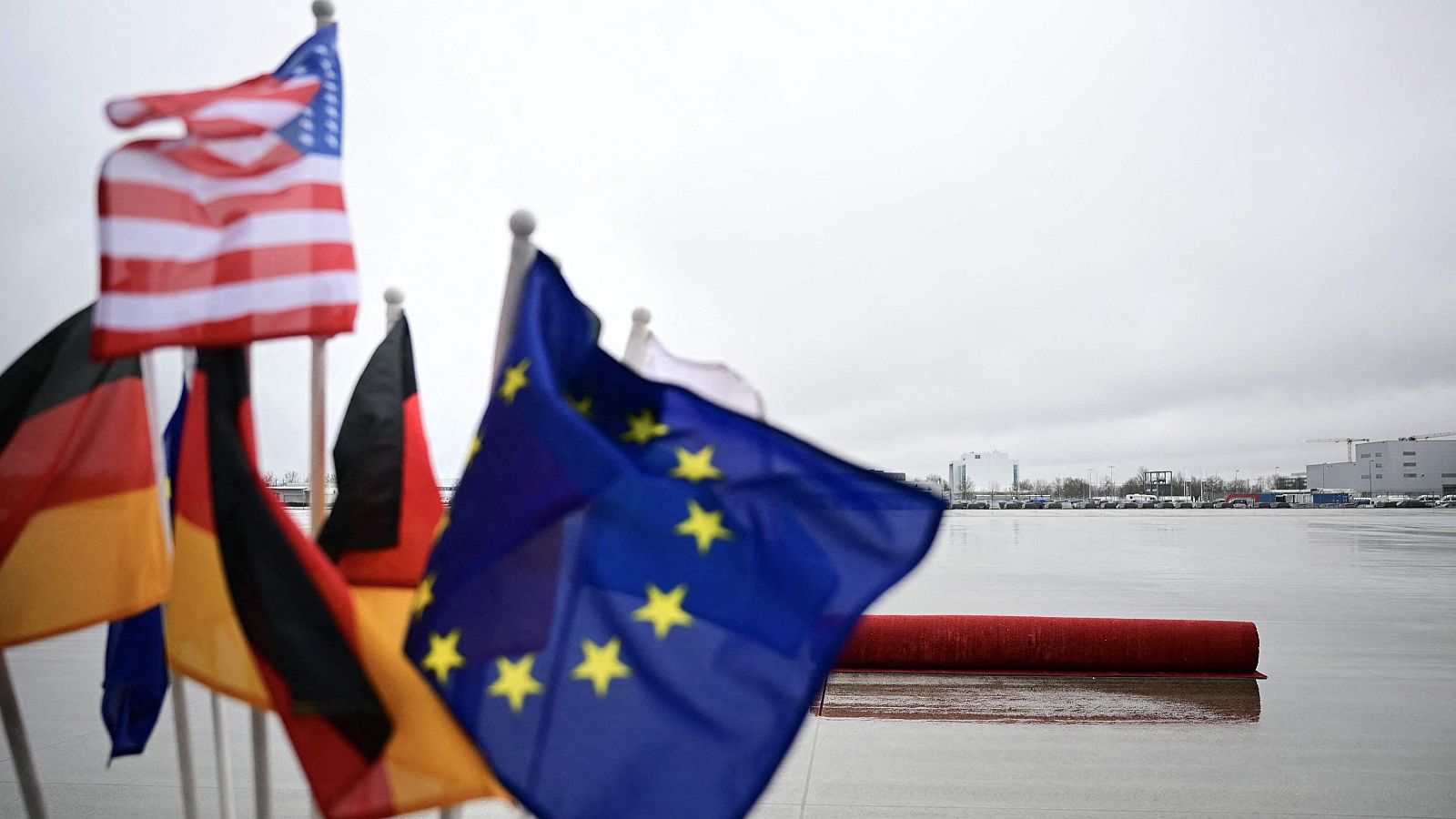 Las banderas alemanas y europeas ondean junto a la de Estados Unidos en la pista de aterrizaje del aeropuerto internacional de Múnich antes de la llegada del vicepresidente estadounidense, J.D. Vance.
