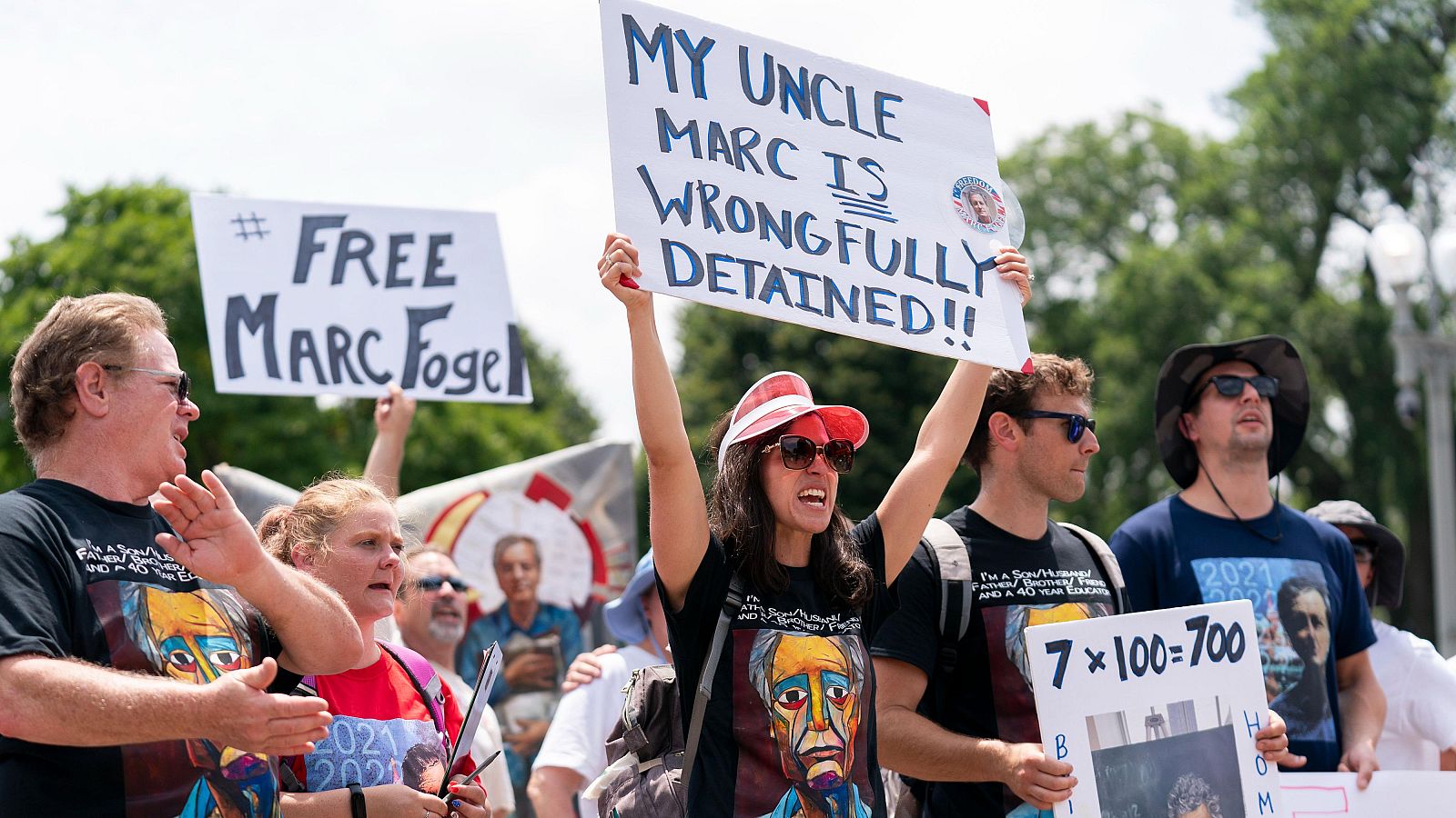Ellen Keelan, en el centro, y otros familiares se manifiestan frente a la Casa Blanca para pedir la liberación de Marc Fogel, el 15 de julio de 2023, en Washington
