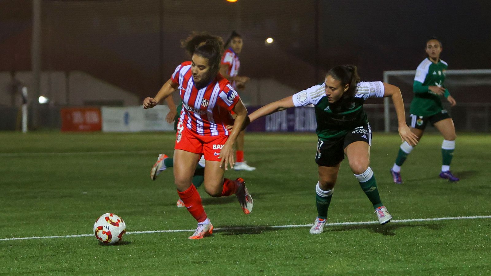 La defensa del Cacereño Femenino Alba Fernández Almagro, y la delantera del Atlético de Madrid Sheila Guijarro, durante el partido de cuartos de final de la Copa de la Reina, este martes en el complejo deportivo 'Manuel Sánchez Delgado' en Cáceres.