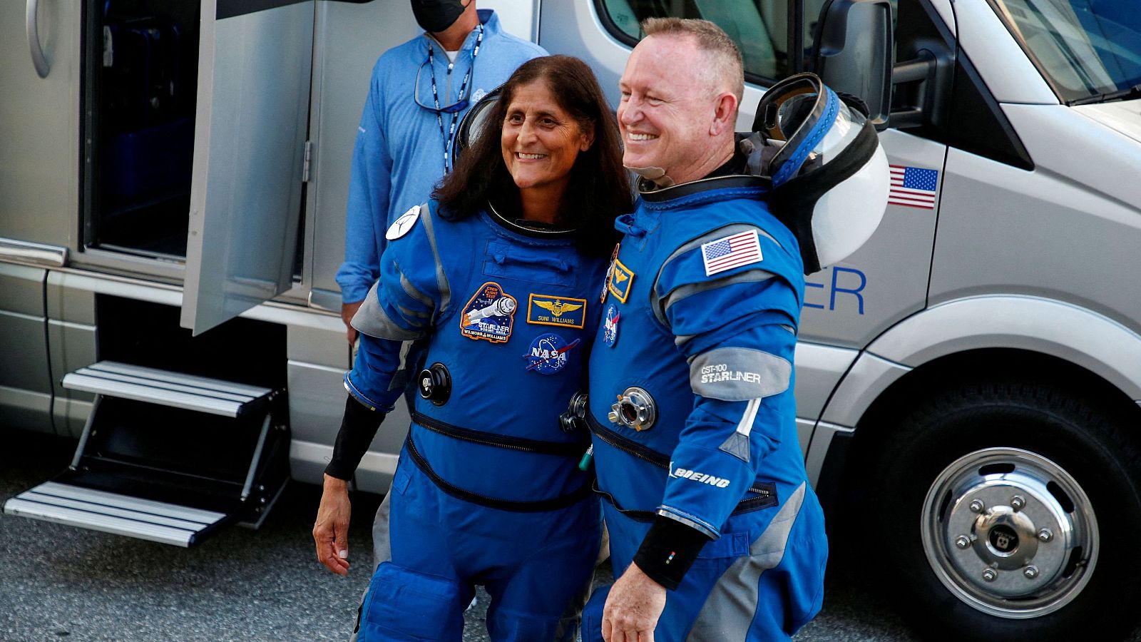 Los astronautas de la NASA Butch Wilmore y Suni Williams en el Centro Espacial Kennedy