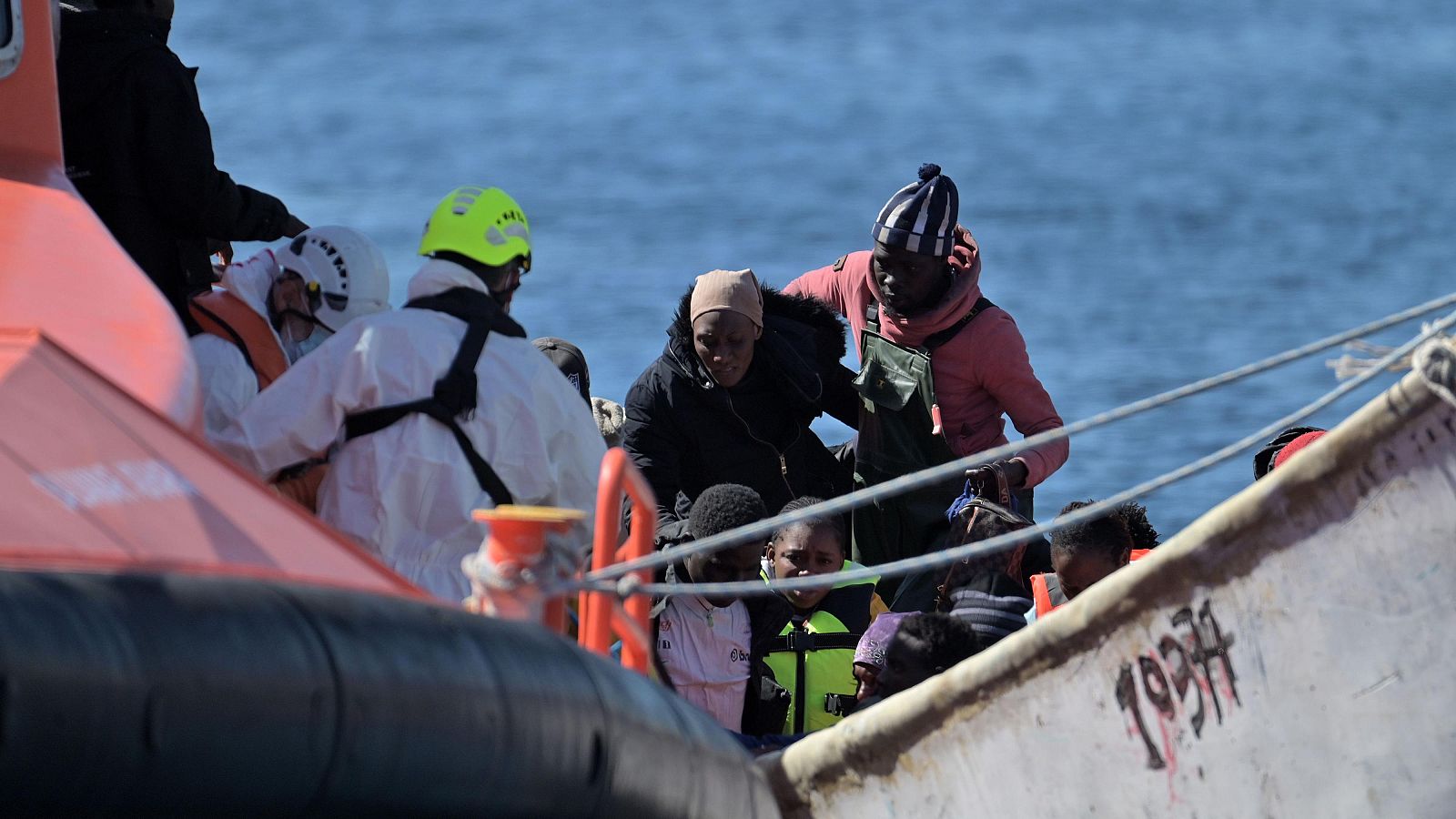 Un muerto y dos posibles desaparecidos al volcar un cayuco a 20 kilómetros de El Hierro