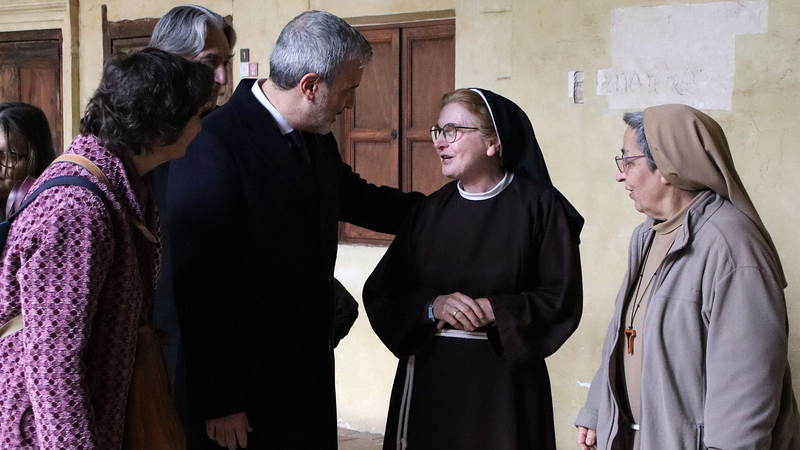 L'alcalde Jaume Collboni conversa amb una de les monges clarisses del monestir de Pedralbes (ACN | Blanca Blay)