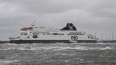 Un ferri encalla junto al puerto francés de Calais a causa del temporal