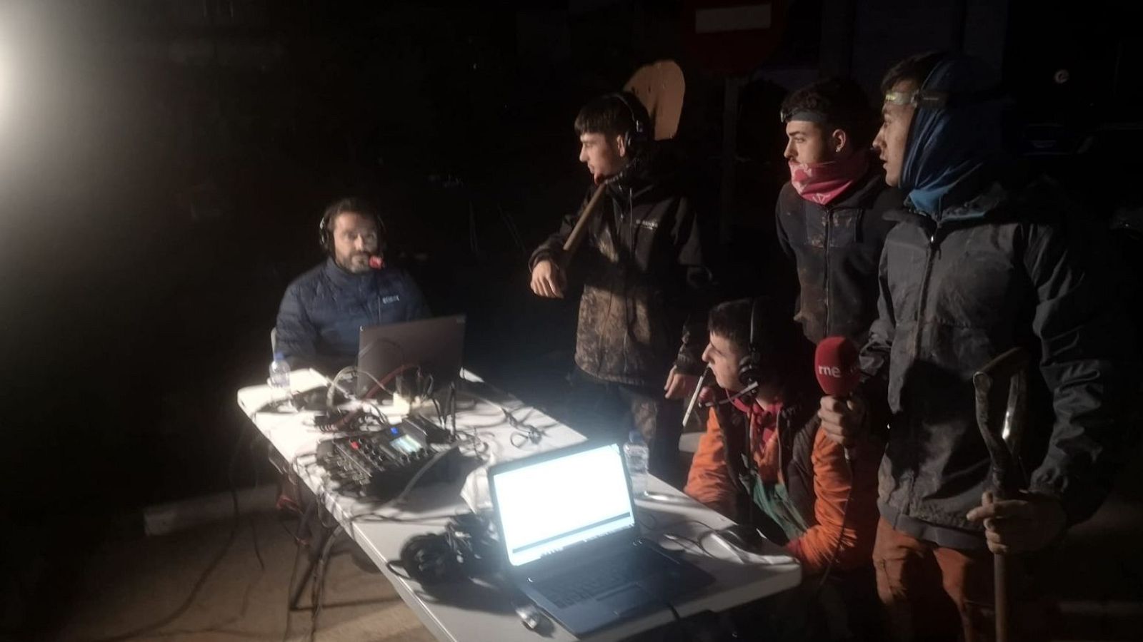 Programa en directo 24 Horas de RNE desde una rotonda de Utiel tras la dana