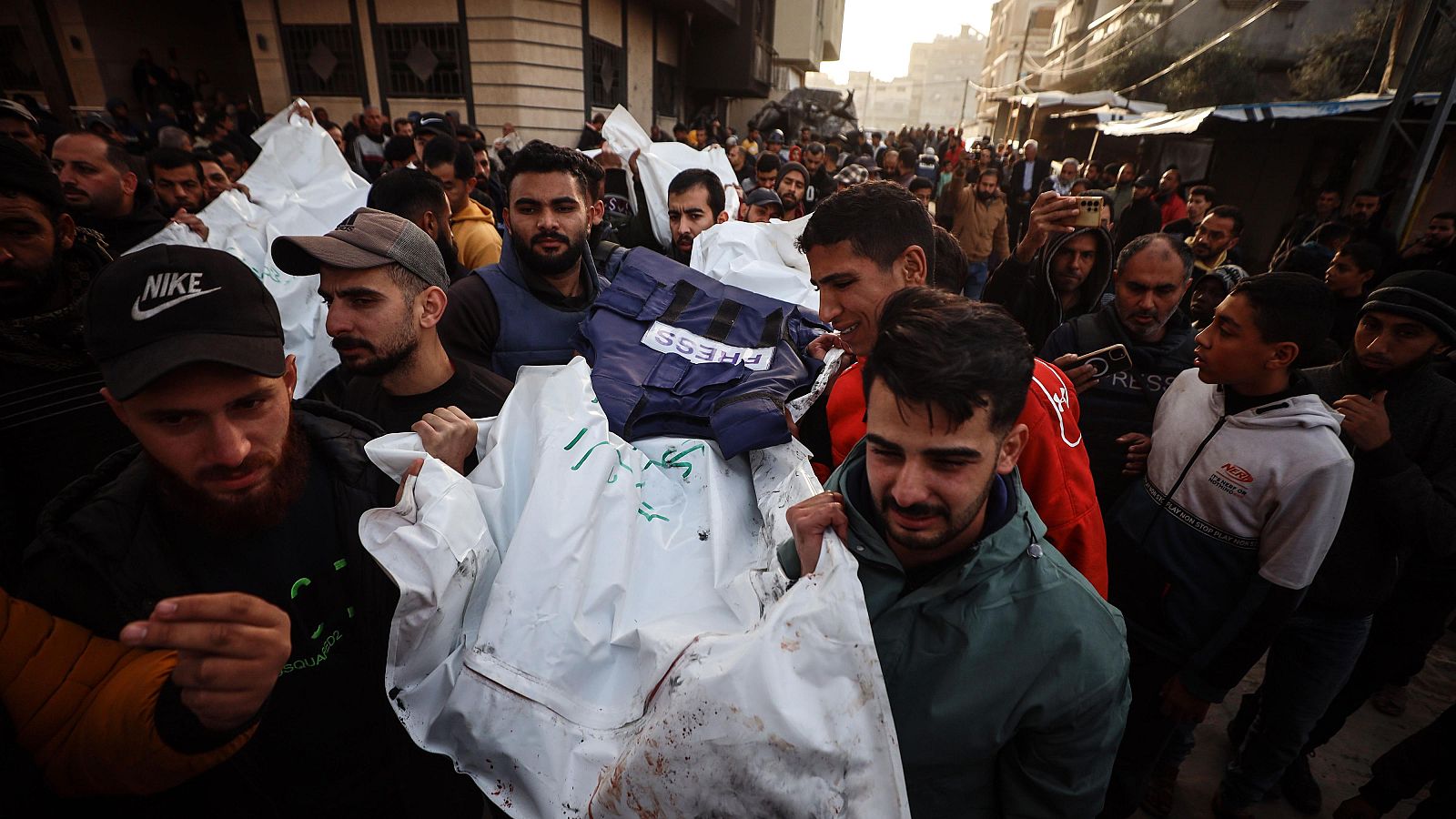 Funeral de los periodistas palestinos del canal de televisión Al-Quds Al-Youm muertos en ataques aéreos israelíes, el 26 de diciembre de 2024.