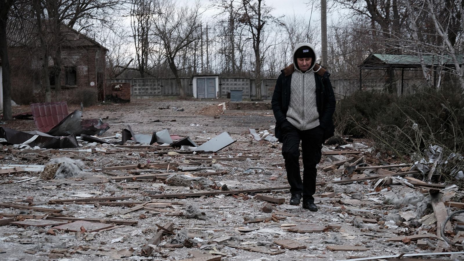 Un hombre camina por una calle entre los escombros de los edificios dañados por los bombardeos rusos en la región de Donetsk