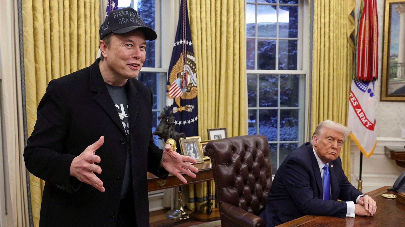 El presidente estadounidense, Donald Trump, escucha mientras Elon Musk habla ante la prensa en la Oficina Oval de la Casa Blanca
