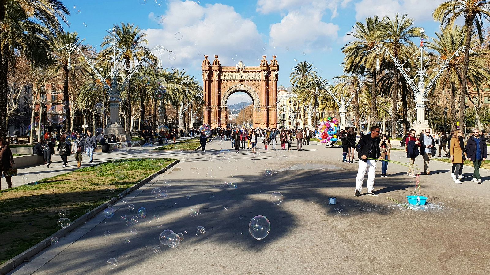 Gent passejant per un dels punts turístics de Barcelona (mohammad ali niksejel | unsplash)