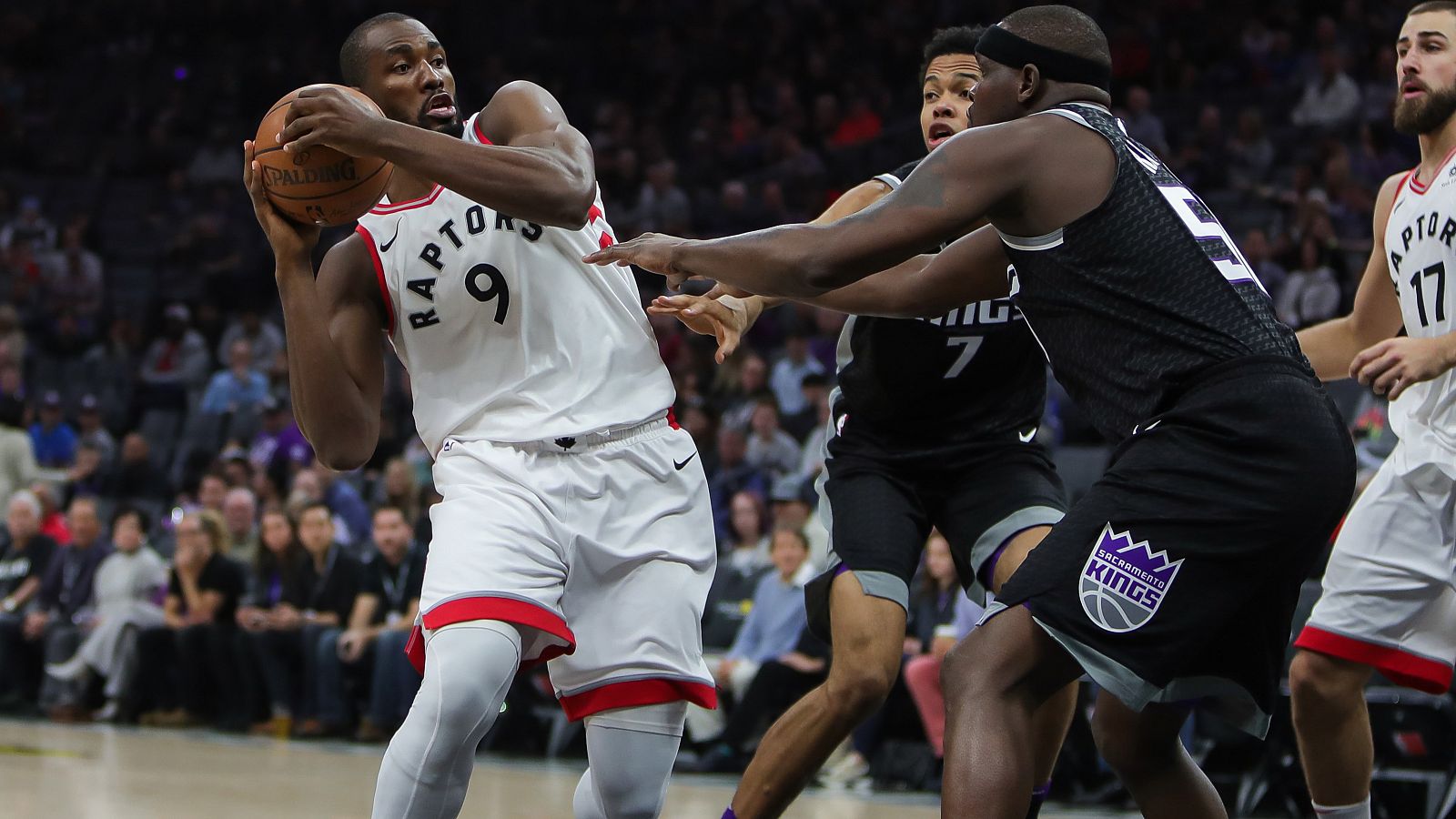 Serge Ibaka anota 20 puntos en la victoria de los Raptors ante los Kings