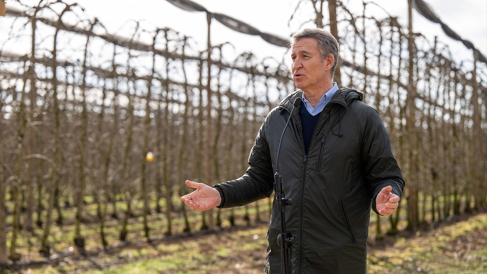 El presidente del PP, Alberto Núñez Feijóo, en una empresa hortofrutícola de Lleida