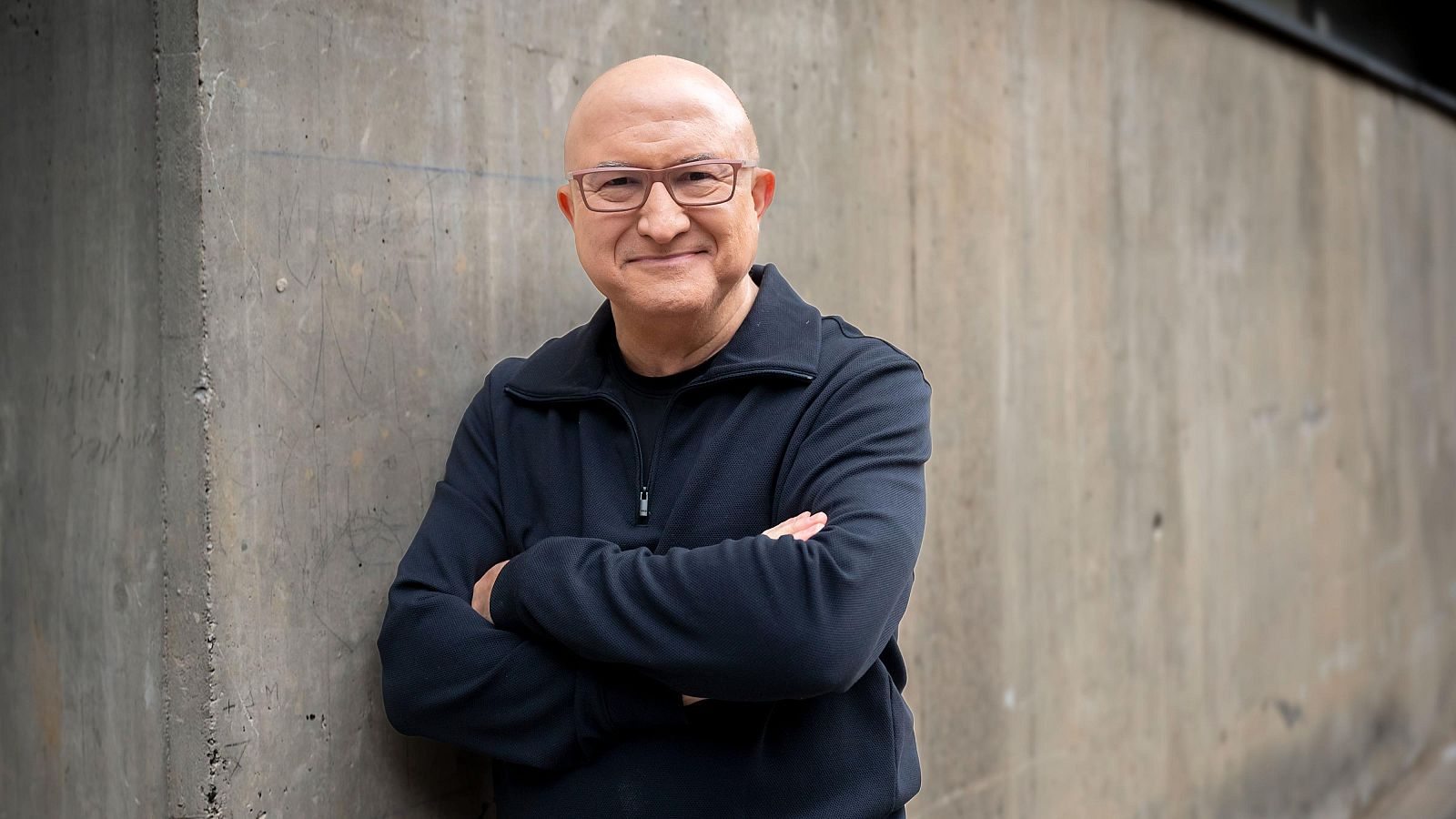 Sergi Mas amb una paret gris