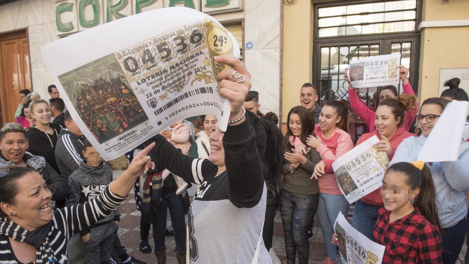 Vecinos de Pinos Puente (Granada) celebran el segundo premio del la Lotería de Navidad de 2016