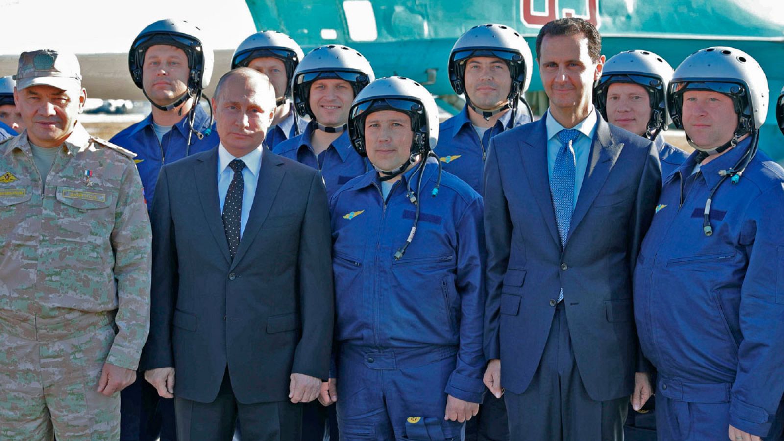 El presidente ruso, Vladímir Putin, y su homólogo sirio, Bachar al Asad, posan junto a varios soldados rusos en la base aérea rusa de Hmeimim (Siria)