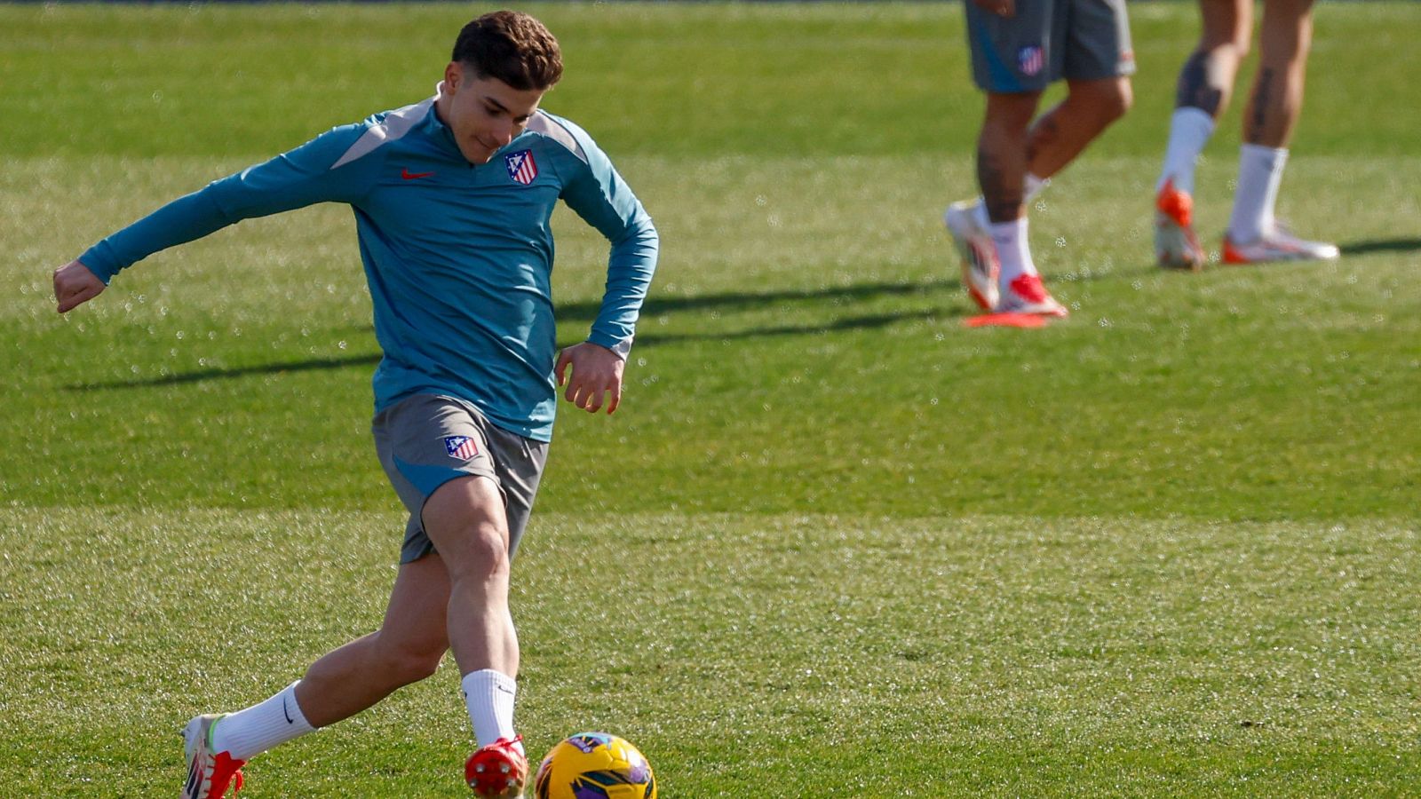 Julián Álvarez durante el entrenamiento previo al duelo ante el Celta.