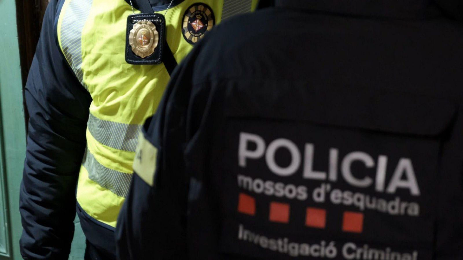 Un agent dels Mossos d'Esquadra davant d'un altre de la Guàrdia Urbana de Barcelona ( Ajuntament de Barcelona)
