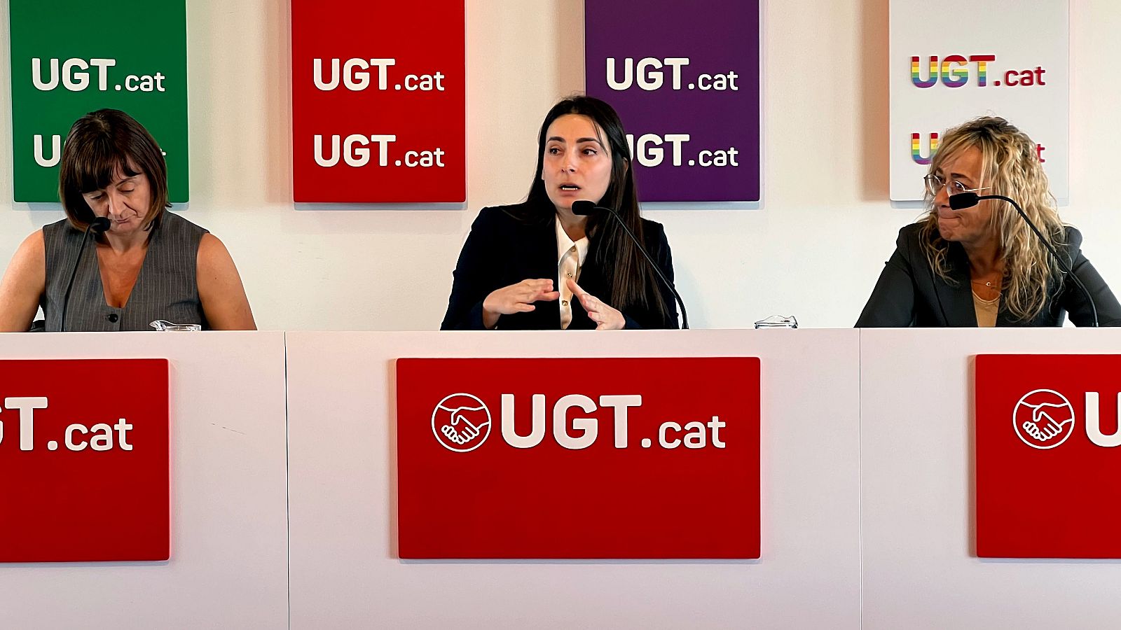 Ivette Barrachina Hidalgo (al centre) presenta els resultats d'un informe de la UGT sobre la bretxa salarial