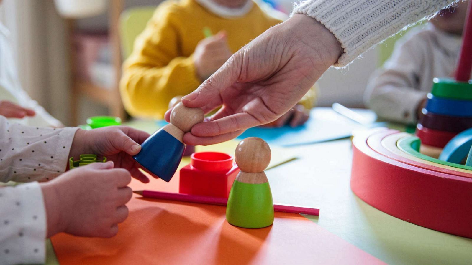 Un grup de nens participa en activitats lúdiques amb joguines de fusta