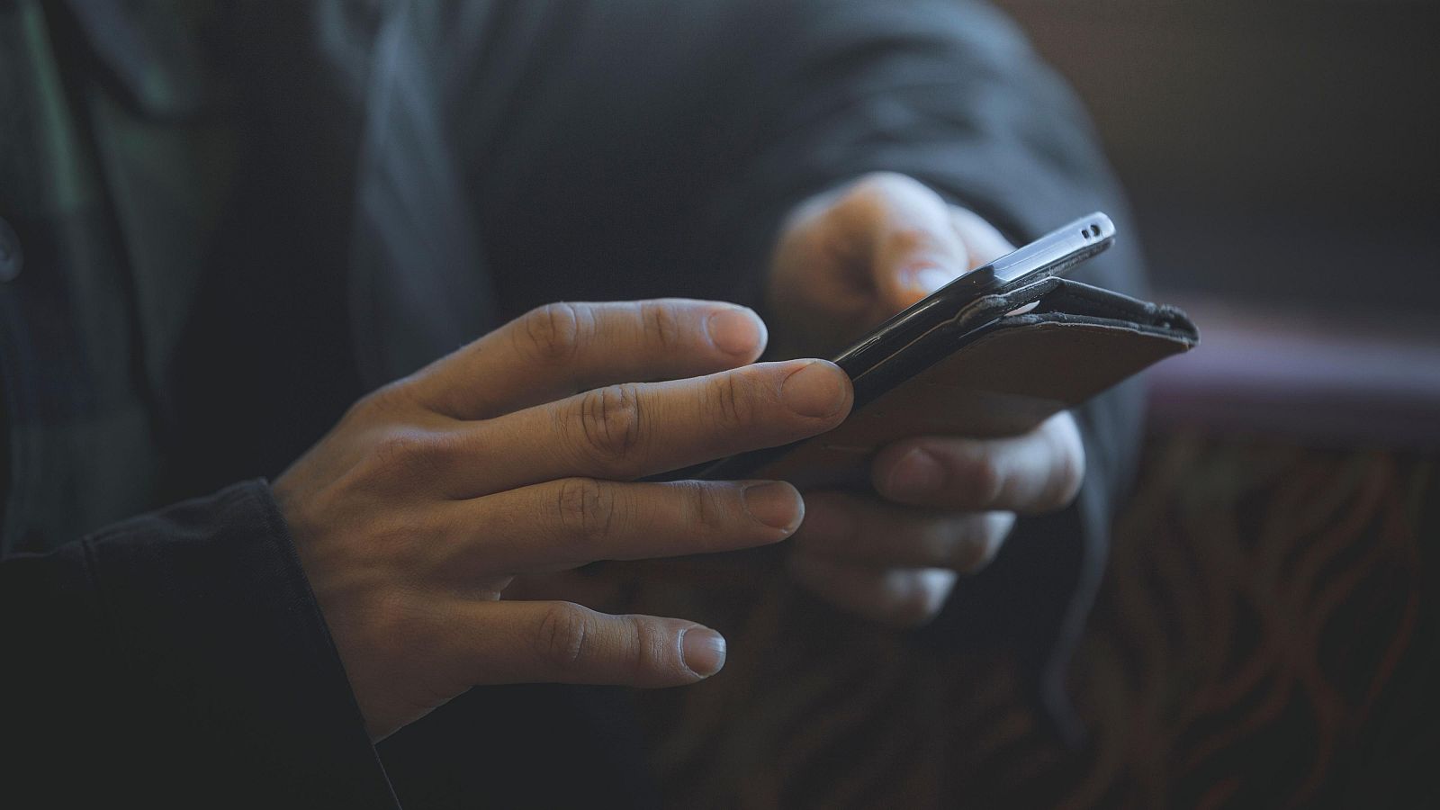 Condenado a 7 años sin WhatsApp por embaucar a una menor para intercambiar imágenes sexuales