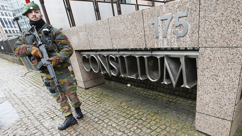 La política europea para la Defensa y la Seguridad arranca con 25 países y diez años de retraso