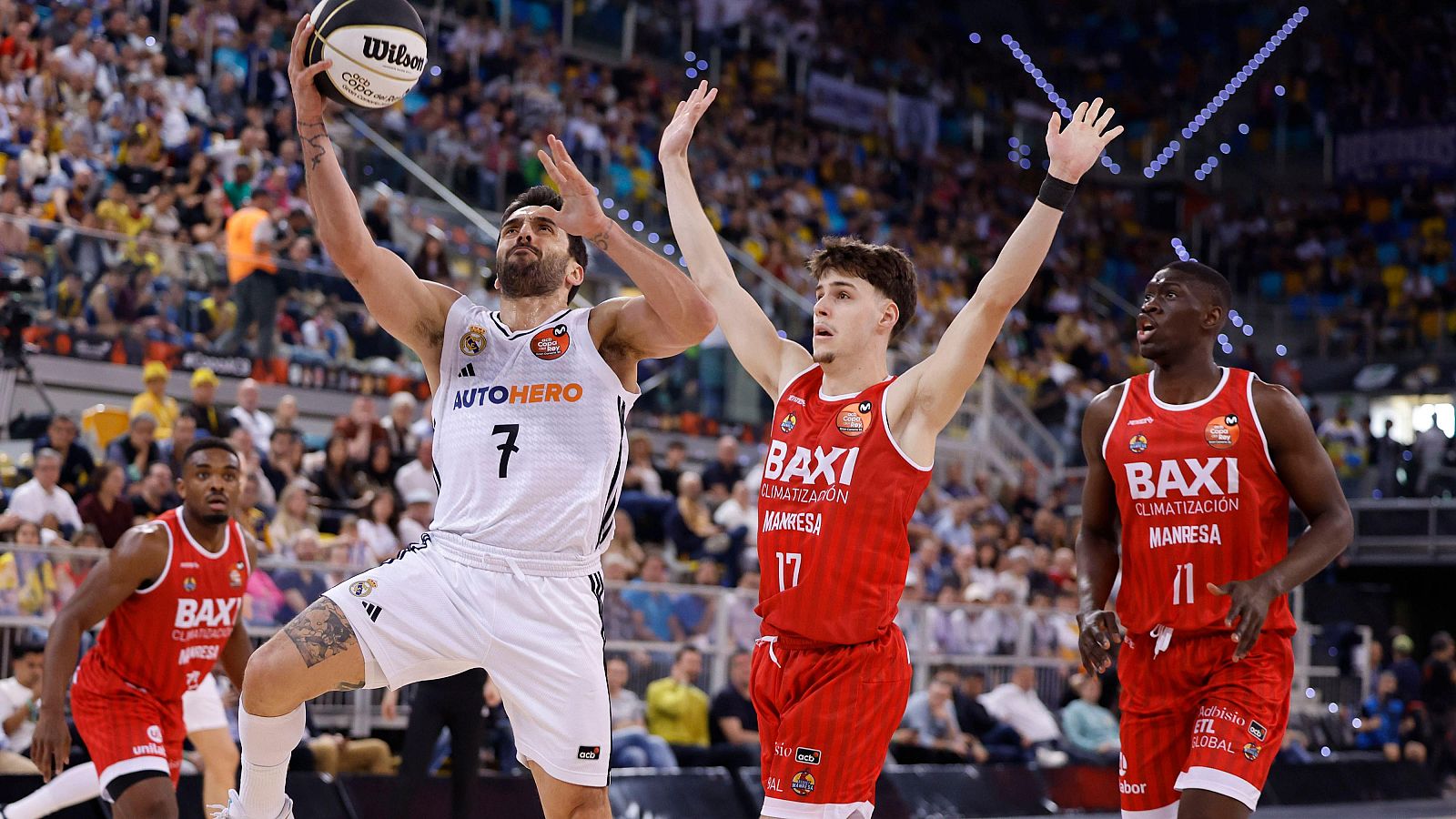 Copa del Rey de baloncesto. Real Madrid - Baxi Manresa: Facundo Campazzo entra a canasta ante Mario Saint-Supery
