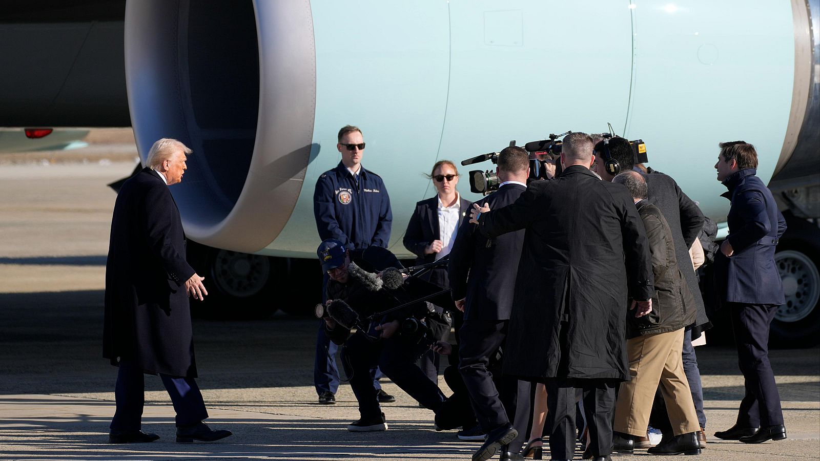 Donald Trump habla con los medios antes de subirse al avión presidencial 'Air Force One'