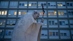 El papa Francisco necesita "reposo absoluto" y permanecerá hospitalizado el tiempo que sea necesario