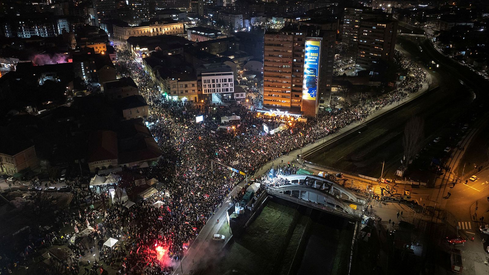Protestas en Serbia por el derrumbe del techo de una estación que causó 15 fallecidos