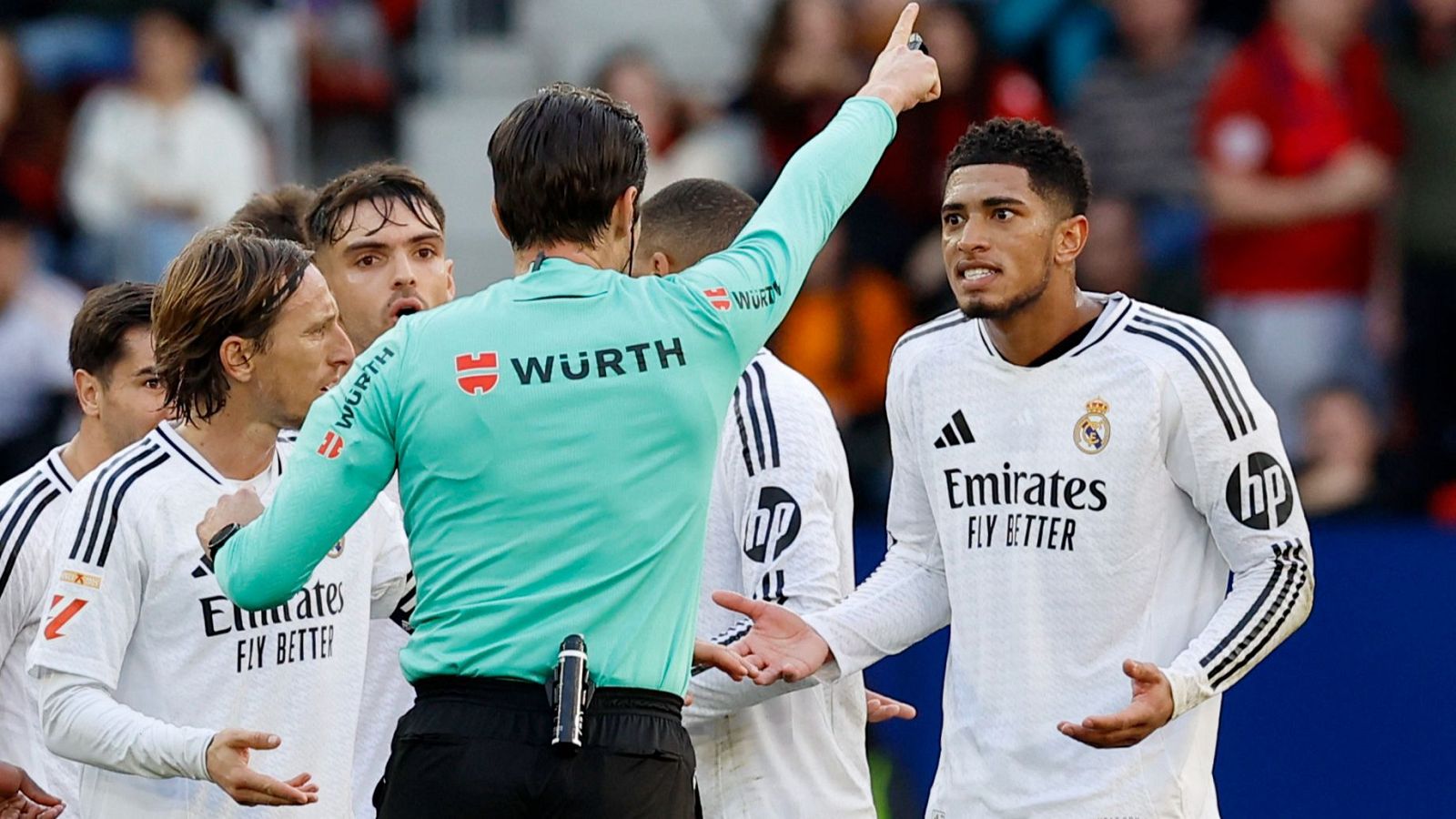 Bellingham habla con el árbitro en el Osasuna-Real Madrid