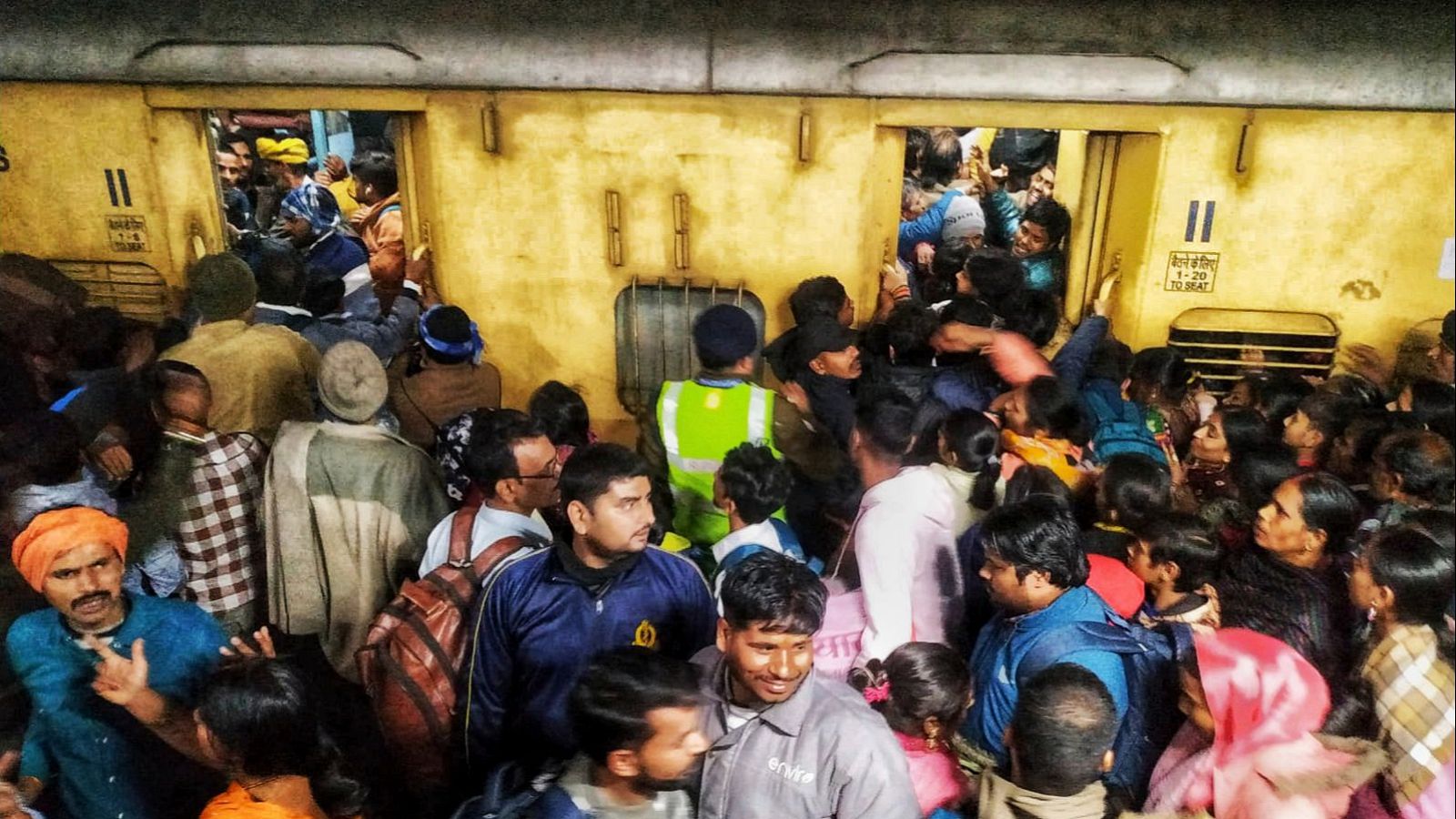 Una estampida en la estación de trenes de Nueva Delhi deja al menos 18 muertos
