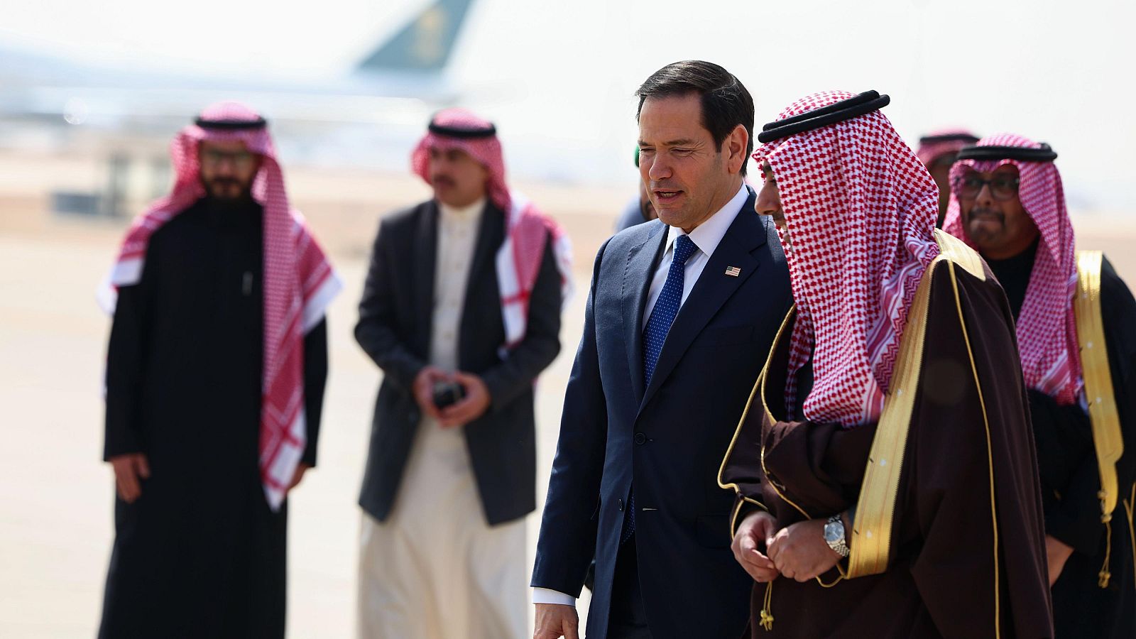 El Secretario de Estado estadounidense Marco Rubio, llega al Aeropuerto Internacional Rey Jalid en Riad, Arabia Saudí, el lunes 17 de febrero de 2025.