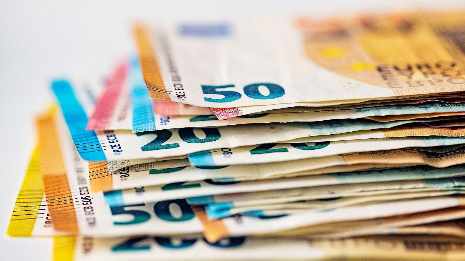 La deuda cierra 2024 en el 101,8% del PIB, tras caer más de tres puntos, y mejora el objetivo del Gobierno