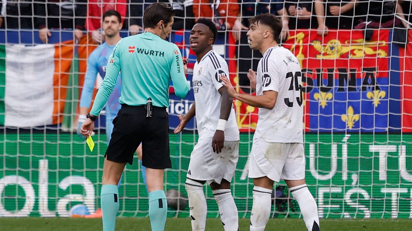 El delantero brasileño del Real Madrid conversa con el el colegiado Munuera Montero, durante el partido ante Osasuna.