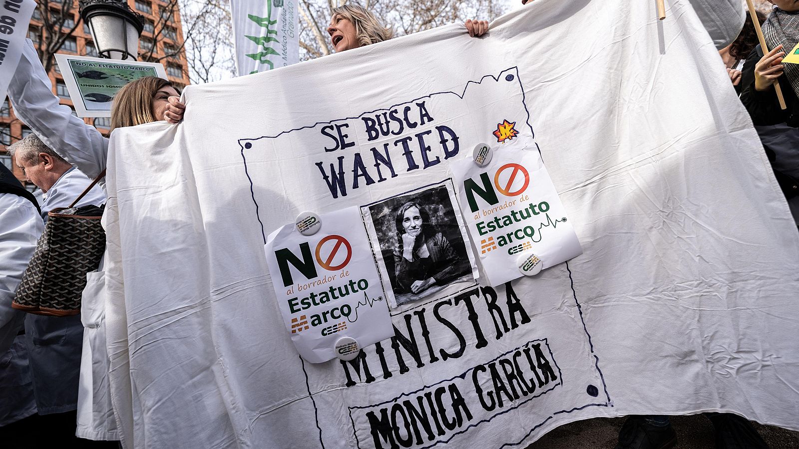 Los sindicatos médicos se han manifestado ante Sanidad para exigir un estatuto propio