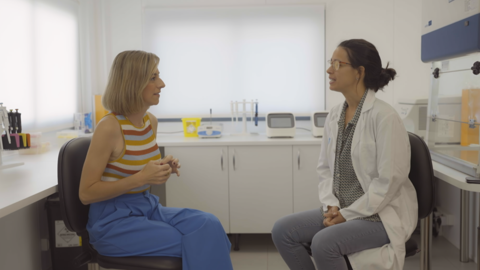 Anna Boadas i la metgessa Clàudia Arajol, a 'Mapes mentals