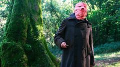 La película de culto del cine español que solo dura 88 minutos, una ida de olla con misterio, viajes en el tiempo y momias rosas