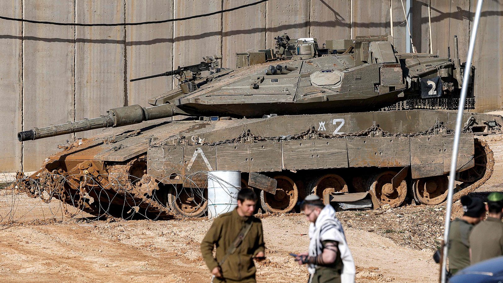 Un tanque del Ejército israelí se despliega junto al muro fronterizo de hormigón en una posición a lo largo de la frontera norte de Israel con Líbano el 18 de febrero de 2025.
