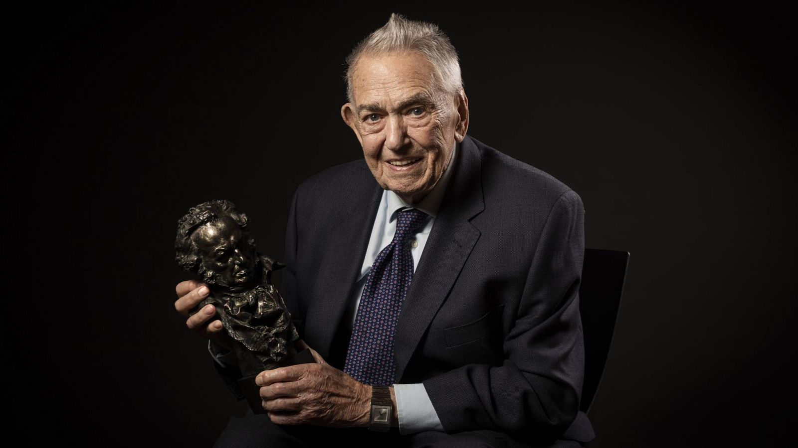 El director de fotografía Juan Mariné con el Goya de Honor que recibió en 2024 (Academia de Cine)