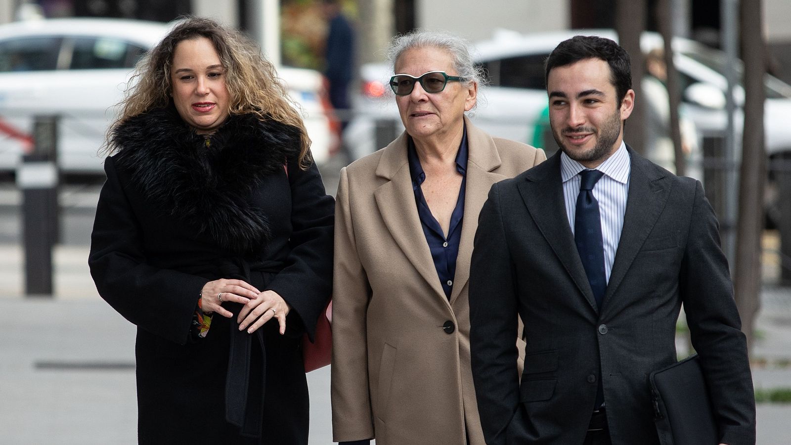 La empresaria Carmen Pano (d), y su hija, Leonor González Pano (i), a su llegada a la Audiencia Nacional