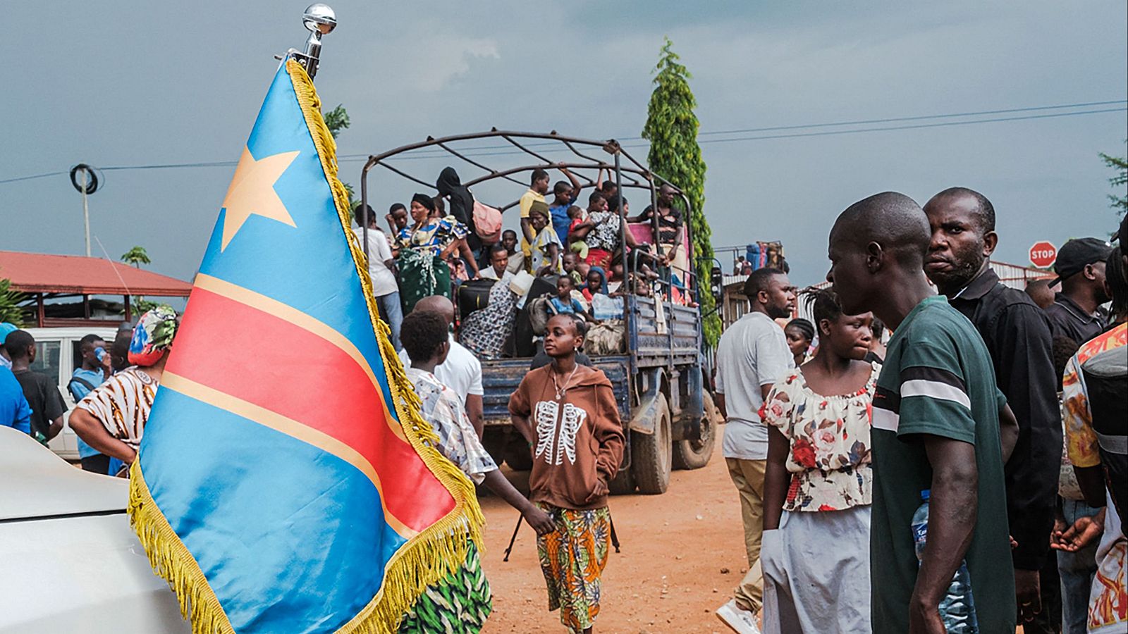 Refugiados congoleños bajan de un camión a su llegada al campo de tránsito de refugiados de Gihanga, cerca de Bukavu