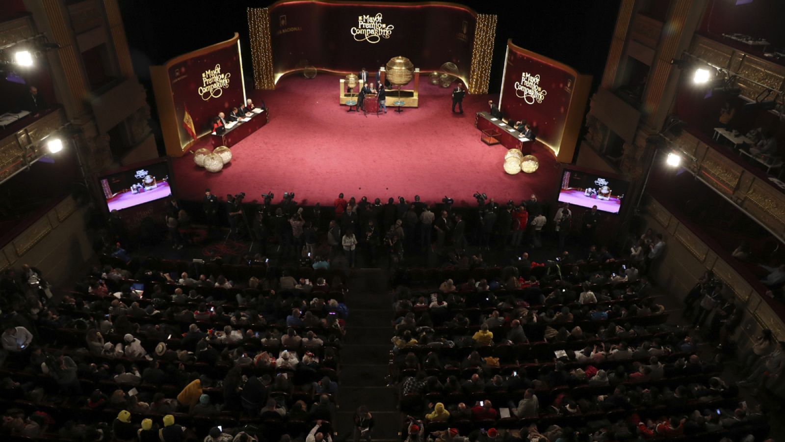 Vista general del escenario del Teatro Real donde se celebra el Sorteo Extraordinario de Navidad