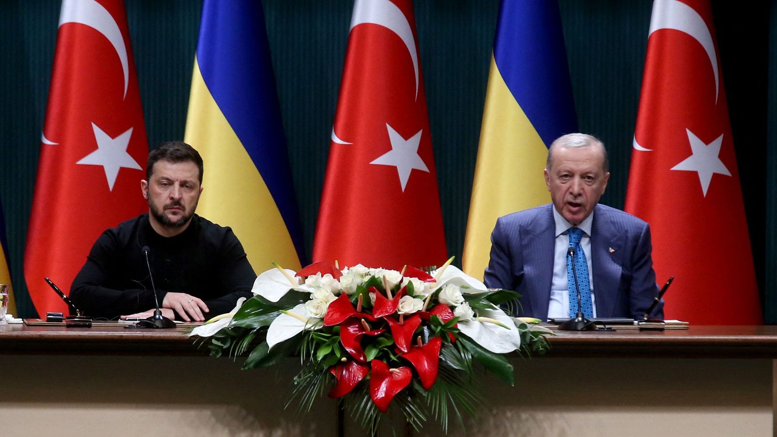 El presidente ucraniano, Volodimir Zelenski y su homólogo turco, Recep Tayyip Erdogan, en una conferencia de prensa conjunta en Ankara, Turquía